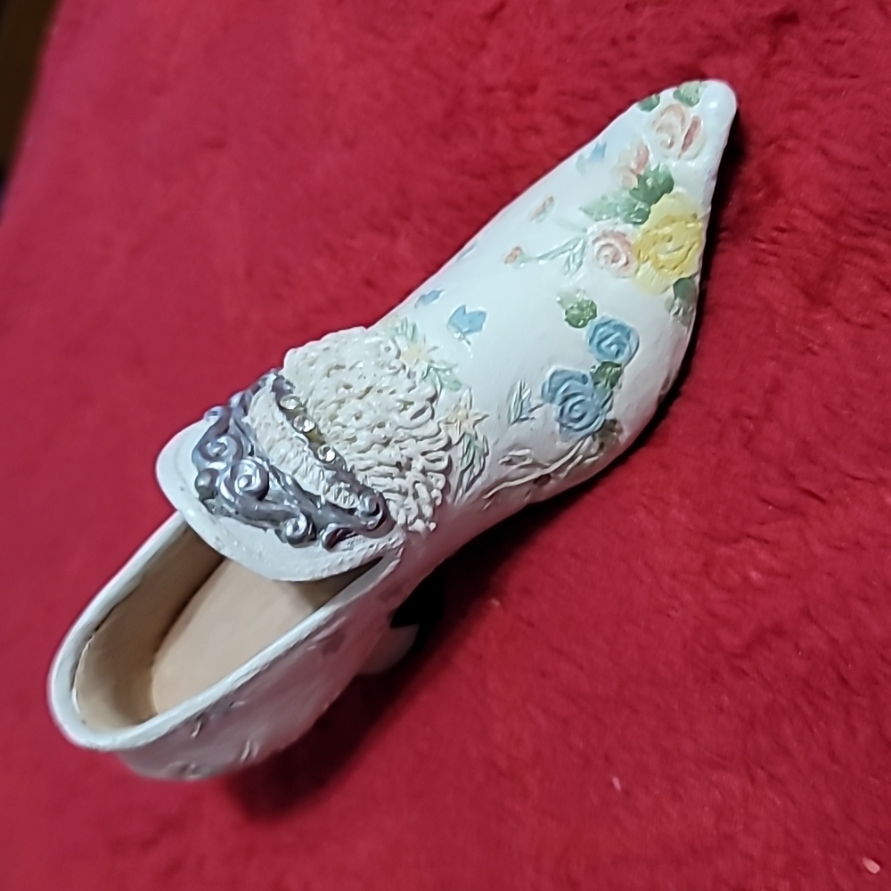 1999 White Shoe Floral Accented Nostalgia-If The Shoe Fits Shoe Figurine